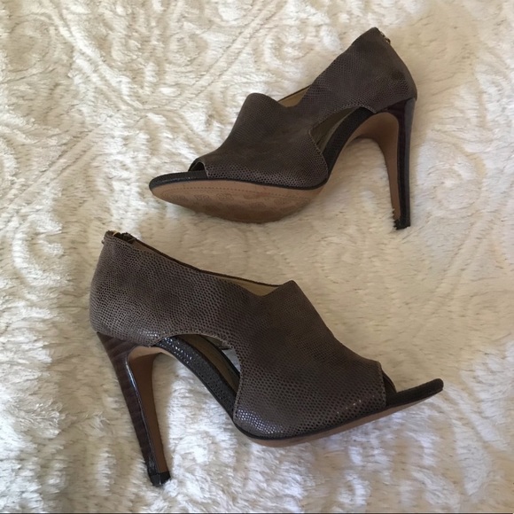 Isola From Nordstrom Peep Toe Side Cutout Zippered Neutral Sz 7 High Heel Formal - Picture 1 of 7